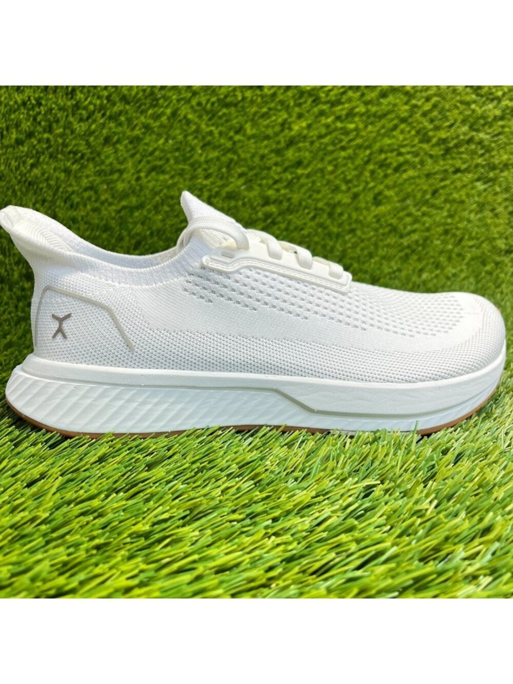Flux Adapt Runner White Gum Womens Size 8 Running Casual Walking Knit Shoes - Picture 1 of 11